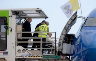 Imagen referencial del Papa subiendo al avión. Crédito: Daniel Ibáñez/ACI Prensa 