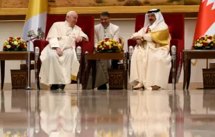 El Papa Francisco junto al rey de Bahréin, Hamad bin Isa Al Jalifa. Crédito: Vatican Media 