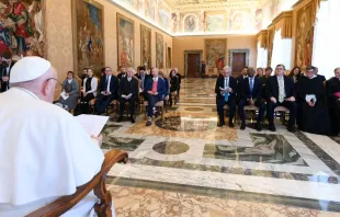 El Papa Francisco en audiencia con los participantes en el curso "Diálogos Minerva". Crédito: Vatican Media 