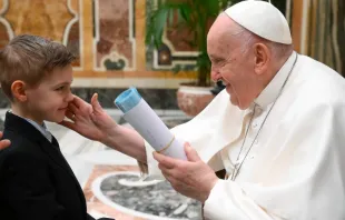 El Papa saluda a un niño durante la audiencia este lunes. Crédito: Vatican Media 