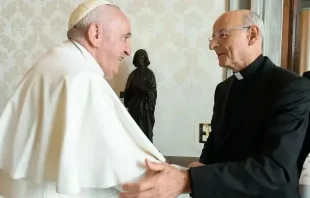 El Papa Francisco con Mons. Ocáriz. Crédito: Vatican Media 
