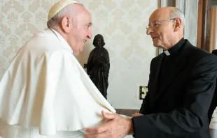 El Papa recibe a Mons. Fernando Ocáriz. Crédito: Vatican Media 