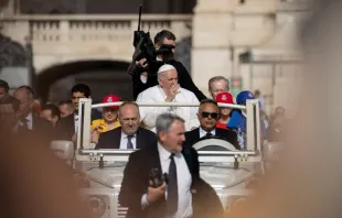 El Papa Francisco desde el papamóvil este miércoles 22 de junio. Crédito: Daniel Ibáñez / ACI Prensa 