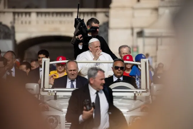 El Papa Francisco reza por las víctimas de terremoto en Afganistán