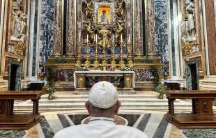 El Papa Francisco frente a la Virgen Salus Populi Romani este 7 de agosto. Crédito: Vatican Media 