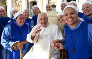 Imagen referencial del Papa Francisco con religiosas. Crédito: Vatican Media 