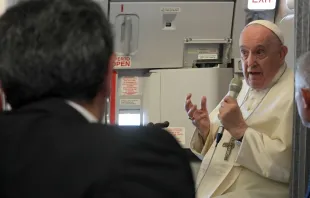 El Papa Francisco en el avión de vuelta a Roma. Crédito: Vatican Media 