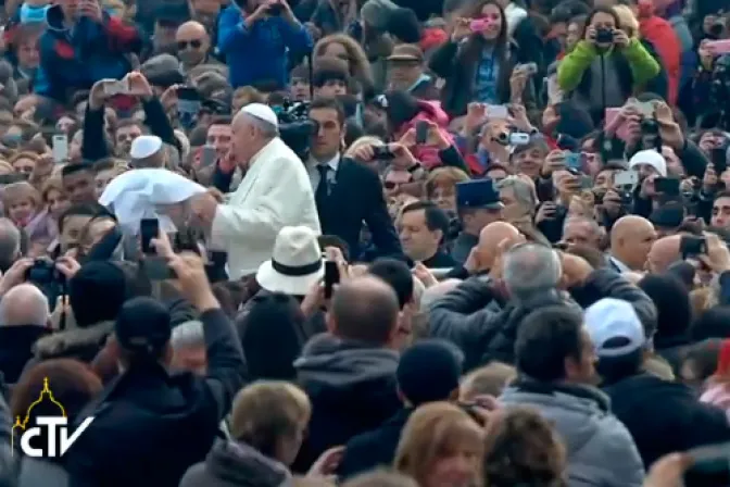 [VIDEO] Francisco saluda a niño vestido de “mini Papa”