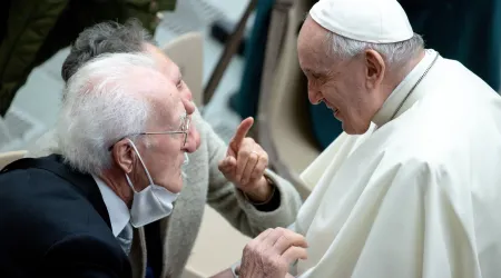 Papa Francisco y ancianos