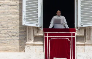El Papa Francisco en el Ángelus el 29 de junio de 2024, desde la ventana del Palacio Apostólico. Crédito: Daniel Ibañez - EWTN News