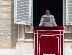 El Papa Francisco en el Ángelus: La autoridad que no es un servicio, es una dictadura