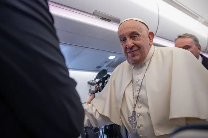 Imagen del Papa Francisco en el avión que le llevó a Yakarta el pasado 2 de septiembre