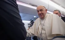 Imagen del Papa Francisco en el avión que le llevó a Yakarta el pasado 2 de septiembre