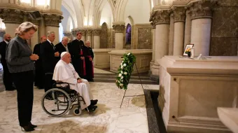 El Papa Francisco reza ante la tumba del rey Balduino