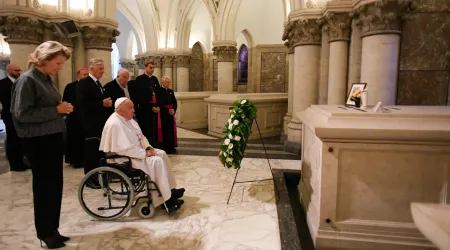 El Papa Francisco reza ante la tumba del rey Balduino