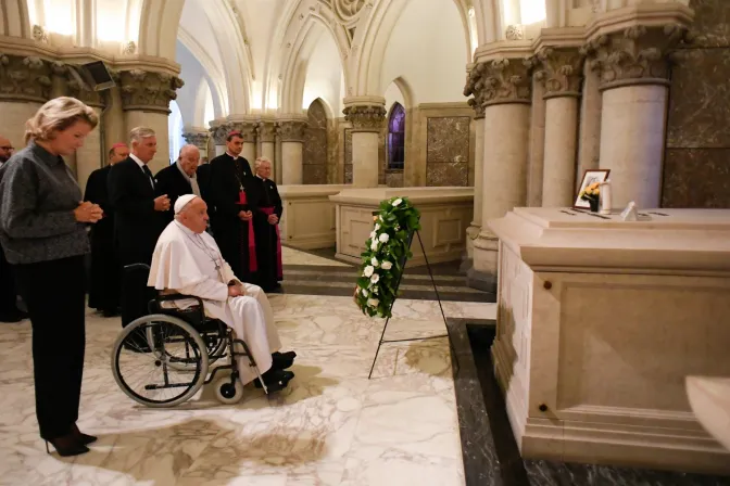 El Papa Francisco reza ante la tumba del rey Balduino