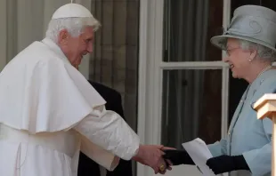 El Papa Benedicto XVI y la Reina Isabel II. Crédito: Vatican Media 