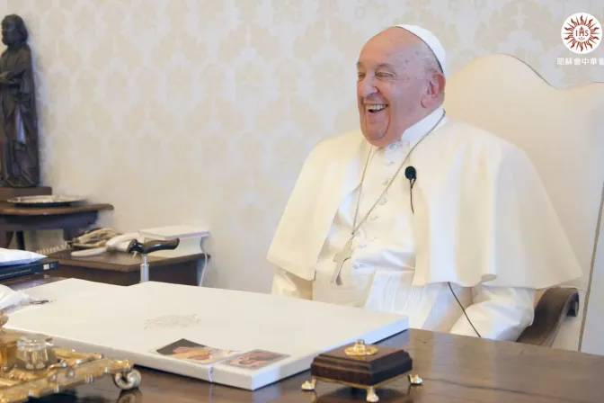 El Papa Francisco bromea durante una entrevista con la Provincia Jesuita de China.