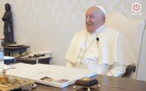 El Papa Francisco bromea durante una entrevista con la Provincia Jesuita de China.