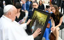 El Papa Francisco con un cuadro que representa el sufrimiento de migrantes este 19 de junio