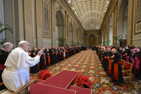 El Papa Francisco se dirige a los cardenales y altos funcionarios del Vaticano durante su discurso anual de Navidad ante la Curia Romana, el 22 de diciembre de 2024. Crédito: Vatican Media