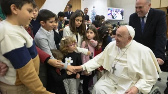 El Papa Francisco saluda a los hijos de los empleados del Vaticano durante la reunión anual de Navidad en el Aula Pablo VI del Vaticano, el 21 de diciembre de 2024.