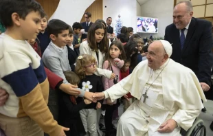 El Papa Francisco saluda a los hijos de los empleados del Vaticano durante la reunión anual de Navidad en el Aula Pablo VI del Vaticano, el 21 de diciembre de 2024. Crédito: Vatican Media