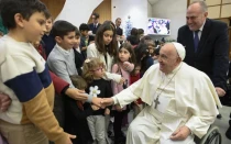 El Papa Francisco saluda a los hijos de los empleados del Vaticano durante la reunión anual de Navidad en el Aula Pablo VI del Vaticano, el 21 de diciembre de 2024.