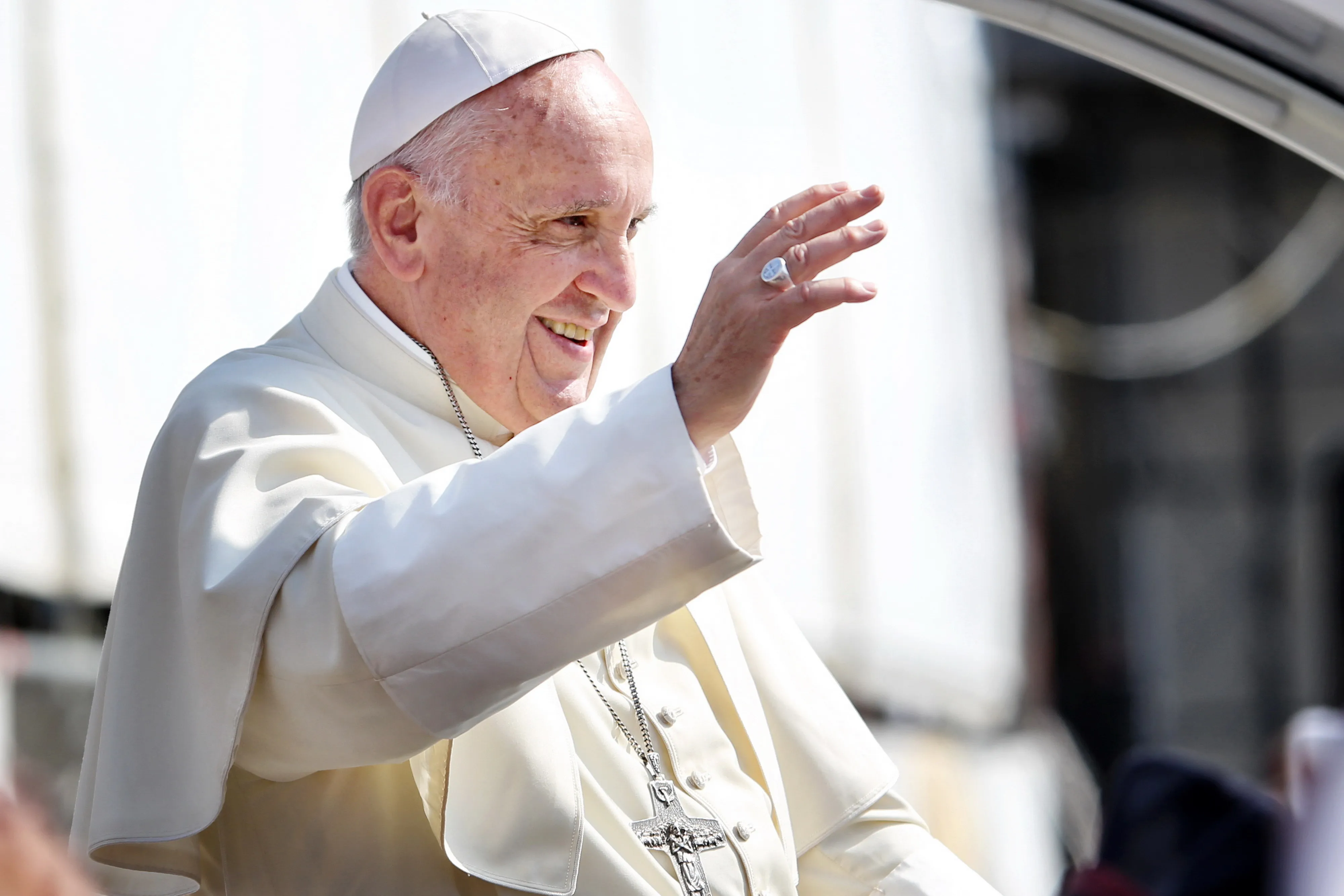 El Papa Francisco saluda a los peregrinos en las calles del Vaticano, 21 de junio de 2015.?w=200&h=150