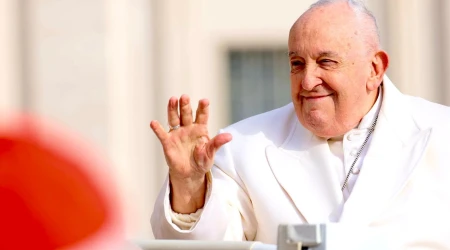 El Papa sonríe a los fieles en la Plaza de San Pedro durante una audiencia general en marzo de 2024.