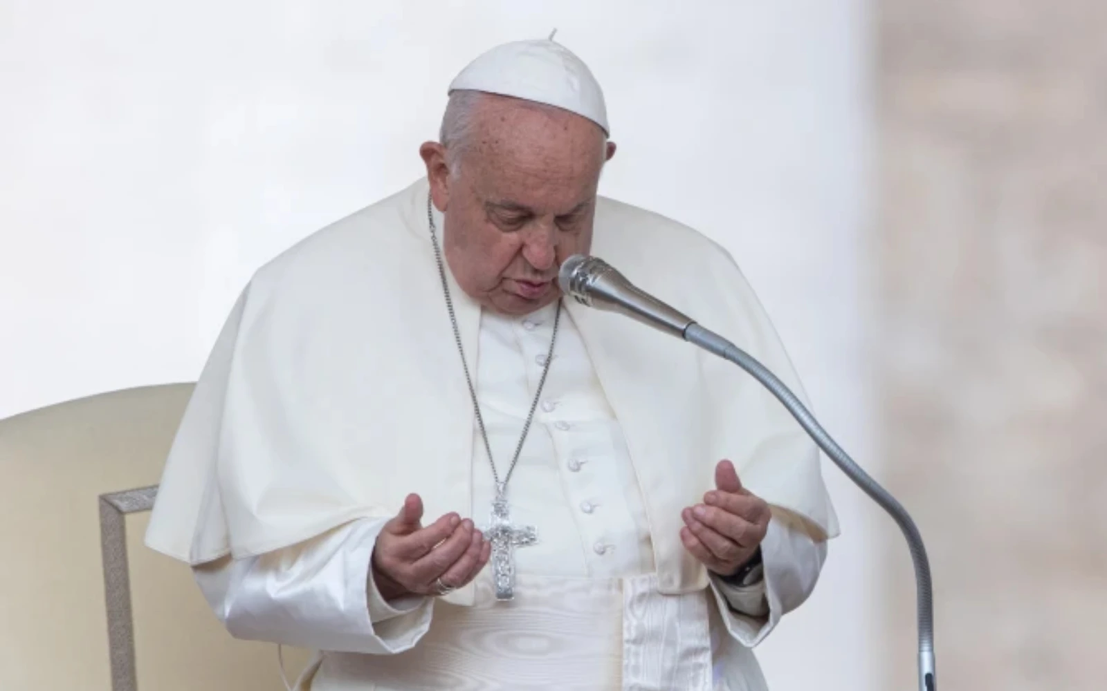 El Papa Francisco reza durante su audiencia general del miércoles en la Plaza de San Pedro del Vaticano el 9 de octubre de 2024.?w=200&h=150