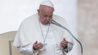 El Papa Francisco reza durante su audiencia general del miércoles en la Plaza de San Pedro del Vaticano el 9 de octubre de 2024.