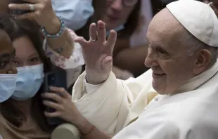 El Papa Francisco saluda a fieles en el Vaticano Crédito: Daniel Ibáñez / ACI Prensa
