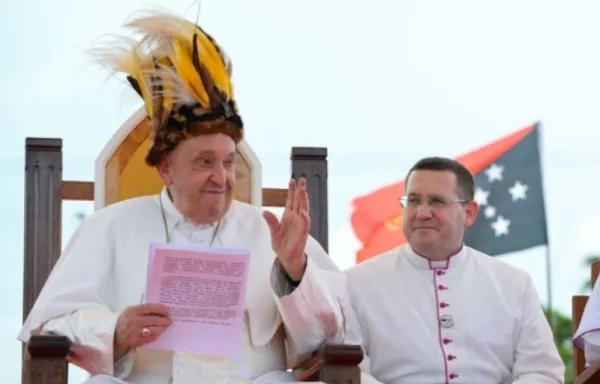 El Papa Francisco, ataviado con una prenda de cabeza local, obsequio de un catequista en Vanimo (Papúa Nueva Guinea). Crédito: Vatican Media.