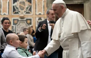 Imagen referencial. Papa con niños enfermos en 2018. Foto: Vatican Media 