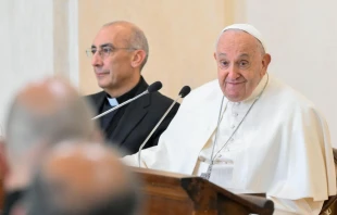 El Papa Francisco se reúne con unos 100 sacerdotes en la histórica Basílica de la Santa Cruz en Roma, el 3 de mayo de 2024. Crédito: Vatican Media