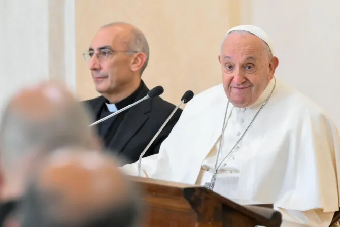 Papa Francisco se reúne con 100 sacerdotes en la Basílica de la Santa Cruz  en Roma | ACI Prensa