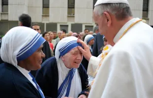 El Papa Francisco visita a la Misioneras de la Caridad en el Vaticano en mayo 2013. Foto: L'Osservatore Romano 