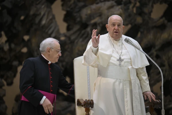 El Papa Francisco habla durante la reunión anual de Navidad con los empleados en el Aula Pablo VI del Vaticano el 22 de diciembre de 2024. Crédito: Vatican Media