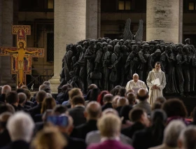 El Papa Francisco preside un momento de oración por los migrantes y refugiados