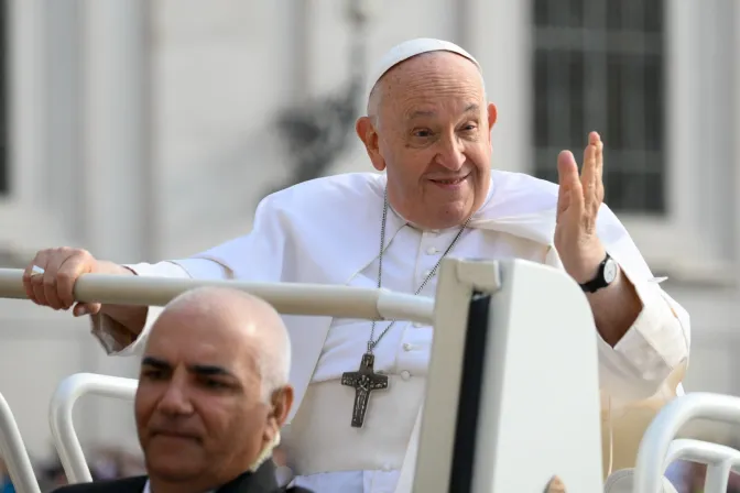 El Papa Francisco saluda desde el papamóvil durante una Audiencia General