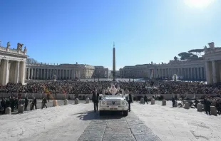 El Papa Francisco llega a la Plaza de San Pedro. Crédito: Vatican Media 