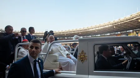 El Papa Francisco llega al estadio de Yakarta para celebrar la Santa Misa ante cien mil fieles