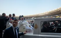 El Papa Francisco llega al estadio de Yakarta para celebrar la Santa Misa ante cien mil fieles