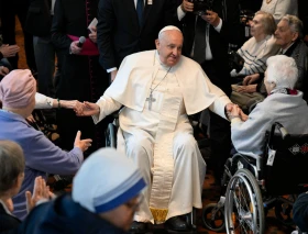 Las imágenes del emotivo encuentro del Papa Francisco con ancianos en Bélgica