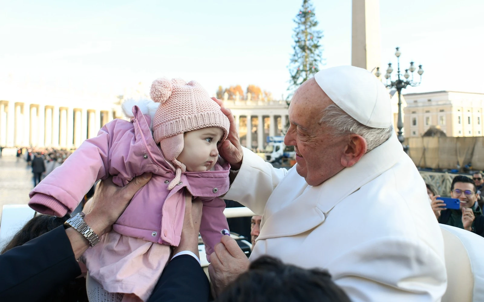 Imagen referencial del Papa Francisco bendiciendo a un bebé durante una Audiencia General?w=200&h=150