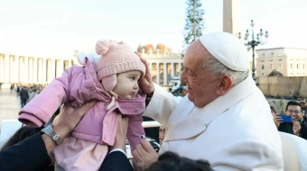 Imagen referencial del Papa Francisco bendiciendo a un bebé durante una Audiencia General