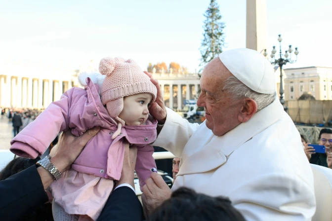 Imagen referencial del Papa Francisco bendiciendo a un bebé durante una Audiencia General