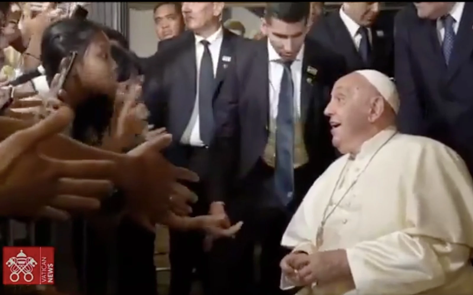 El Papa Francisco reconoce a una niña indonesia entre la multitud?w=200&h=150