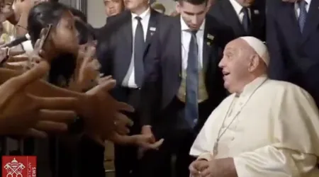 El Papa Francisco reconoce a una niña indonesia entre la multitud